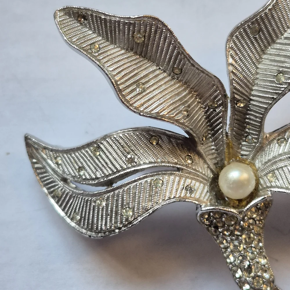 Vintage Les Bernard silver tone flower brooch